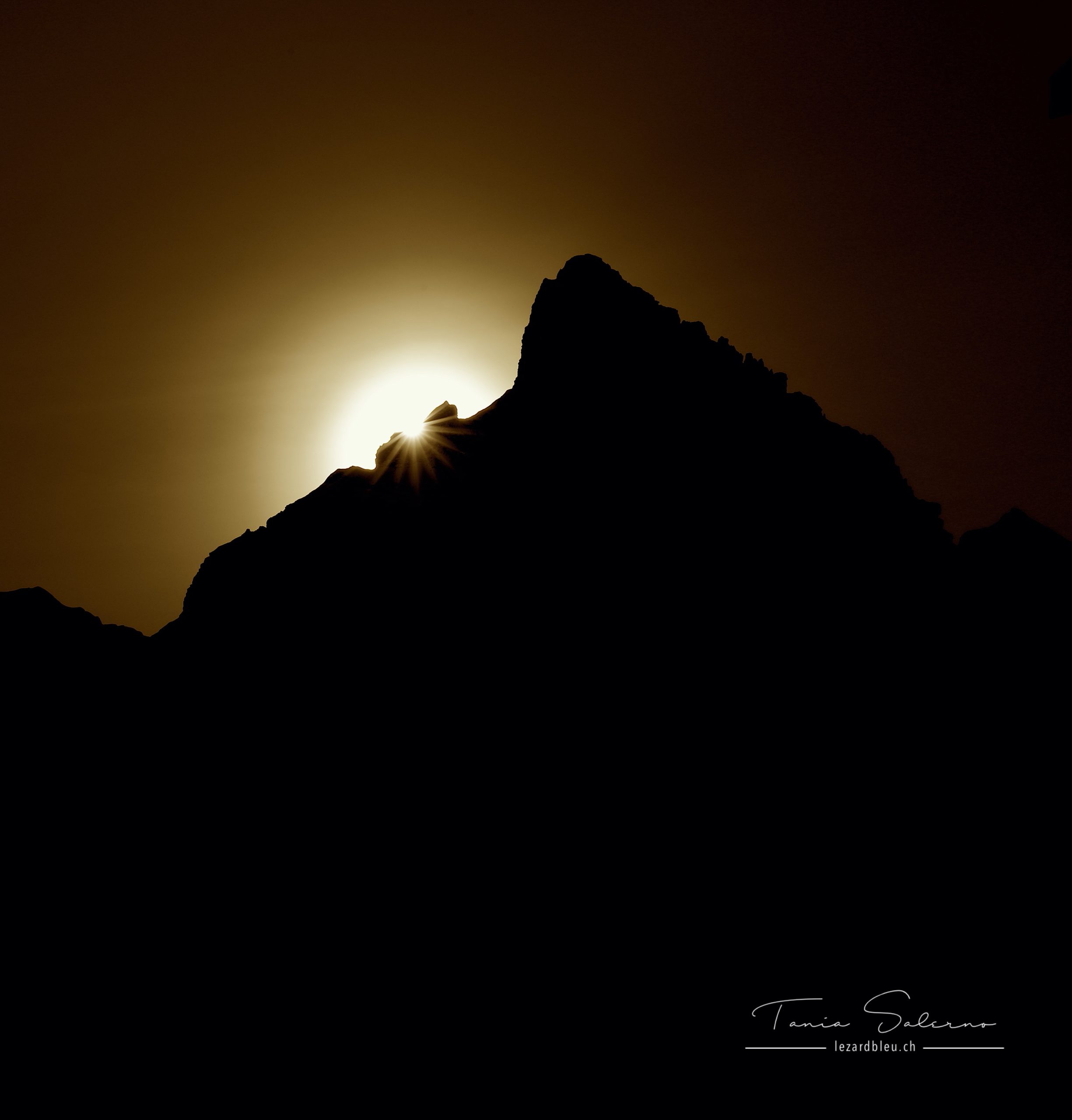 La Cime de l'Est au coucher du soleil, le soleil posé contre le sommet